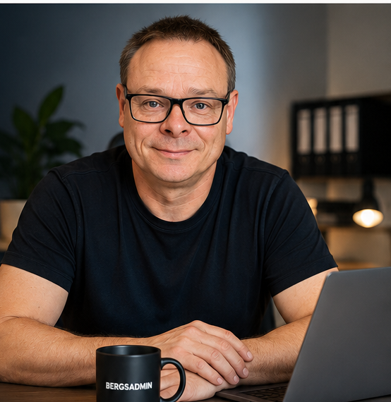 Kenneth, indehaver af BERGSADMIN, ved skrivebordet